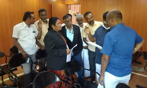 நிலம் கையகப்படுத்தியதற்கு இழப்பீடு வழங்காததால் கலெக்டர் அலுவலகத்தை ஜப்தி செய்ய வந்த கோர்ட்டு ஊழியர்கள்