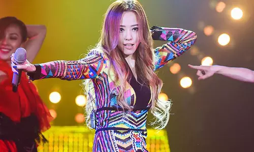 தனக்கு தானே கொரோனா தொற்றை வரவழைத்த சீன பாடகி.. கண்டனம் தெரிவிக்கும் மக்கள்..