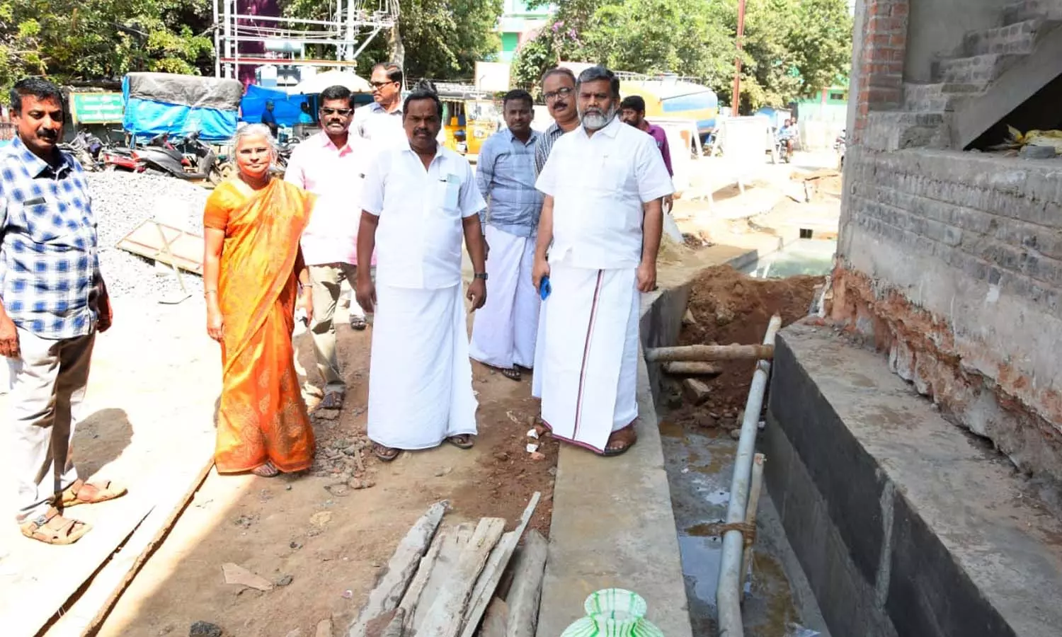 கடையநல்லூரில் திட்டப் பணிகளை நகர்மன்ற தலைவர் ஆய்வு