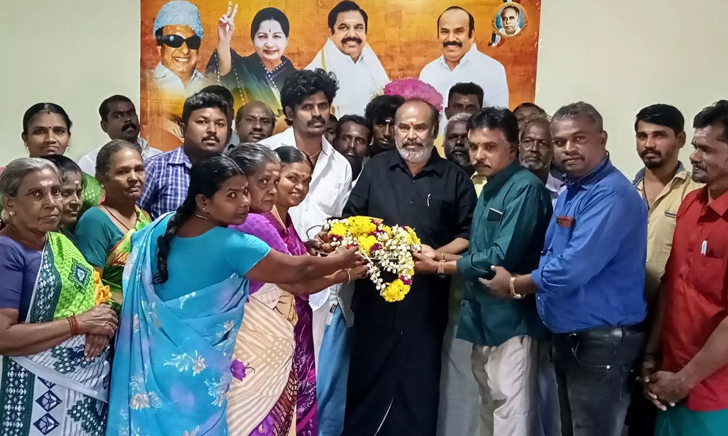 நன்னகரத்தில் கோவிலை புனரமைக்க நிதி -அய்யாத்துரைபாண்டியன் வழங்கினார் நன்னகரத்தில் கோவிலை புனரமைக்க நிதி -அய்யாத்துரைபாண்டியன் வழங்கினார்