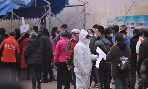 நிரம்பி வழிகின்றன சீன ஆஸ்பத்திரிகள்: பலிகள் குறைத்து மதிப்பிடப்படுவதாகவும் தகவல்