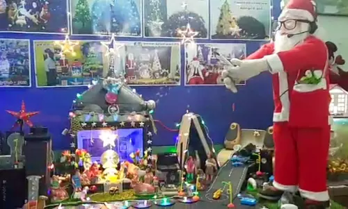 கம்ப்யூட்டர் உதிரி பாகங்களால் உருவான கிறிஸ்துமஸ் குடில்