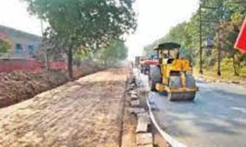 தேவனூர்புதூரில் சாலையை விரிவாக்கம் செய்ய கோரிக்கை