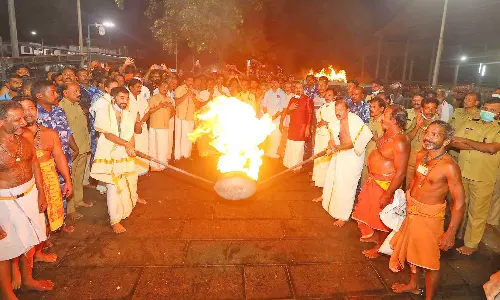 சபரிமலையில் கற்பூர ஆழி ஊர்வலம்: திருவாபரண தேரும் இன்று புறப்பட்டது