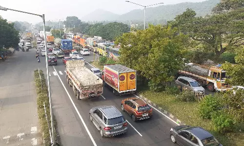 மேல்மருவத்தூர் ஆதிபராசக்தி கோவிலில் இருமுடி செலுத்த குவிந்த பக்தர்கள்- 4 மணிநேரம் போக்குவரத்து நெரிசல்
