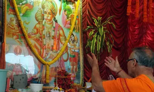 ஆஞ்சநேயரை மனம் உருக வழிபட்டால் தீரும் பிரச்சனைகள்