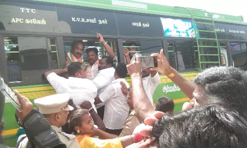 அமைச்சர் கீதாஜீவன் வீட்டை முற்றுகையிட முயற்சி: பா.ஜ.க.வினர் போராட்டம்- 100 பேர் கைது