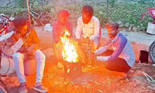 கொடைக்கானலில் வாட்டி எடுக்கும் குளிரால் வெறிச்சோடிய தெருக்கள் கம்பளி  விற்பனை அமோகம்