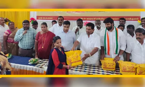 உடன்குடி யூனியனுக்குட்பட்ட பகுதியில் 100 கர்ப்பிணி பெண்களுக்கு ஊட்டச்சத்து பெட்டகம்- அமைச்சர் அனிதா ராதாகிருஷ்ணன் வழங்கினார்