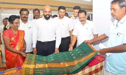 நெசவாளர்கள் வாழ்வில் ஒளியேற்ற வேண்டும்-  கலெக்டர் வேண்டுகோள்