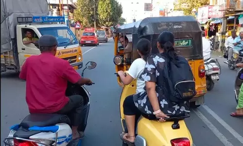 தாறுமாறாக ஆட்டோ ஓட்டுவதை தட்டிக் கேட்ட பெண்களை விரட்டிச் சென்று  ரோட்டில் இடித்து தள்ளிய டிரைவர்