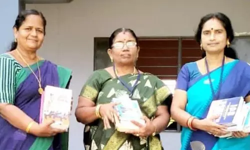 மாணவர்கள் தன்னம்பிக்கை பெற புத்தகங்கள் வழங்கிய ஆசிரியர்கள்