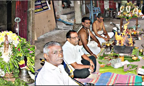 ஆஞ்சநேயருக்கு வடை மாலை அணிவித்து வழிபாடு