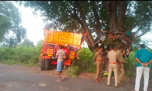 சங்கராபுரம் அருகே  மரத்தில் லாரி மோதி டிரைவர் பலி
