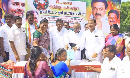 நெல்லையில் காங்கிரஸ் சார்பில் கிறிஸ்துமஸ் விழா - முன்னாள் மத்திய மந்திரி தனுஷ்கோடி ஆதித்தன் நலத்திட்ட உதவிகள் வழங்கினார்