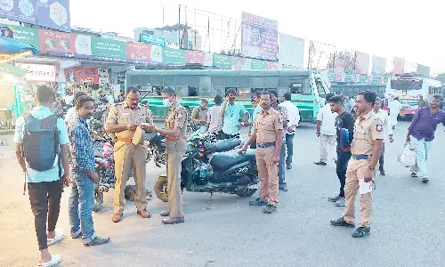 25-க்கும்   மேற்பட்டவர்களிடம் ரூ.1,000 அபராதம் வசூல்