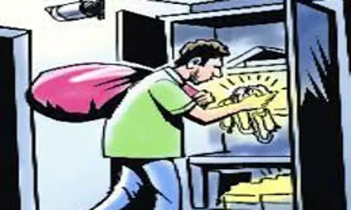 வீட்டின் பூட்ைட உடைத்து ரூ.7 லட்சம் நகை கொள்ளை