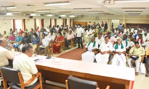 பொங்கல் தொகுப்பில் பன்னீர் கரும்பு கொள்முதல் செய்யாவிட்டால்  சாவதை தவிர வேறு வழியில்லை : குறைகேட்பு கூட்டத்தில் விவசாயிகள் ஆவேசம்