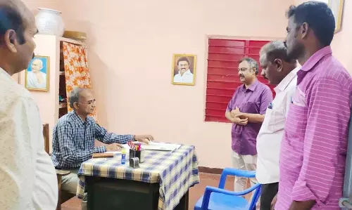 மாணவர் விடுதியில் வருவாய் அலுவலர் ஆய்வு