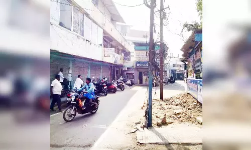 போக்குவரத்திற்கு இடையூறாக உள்ள மின்கம்பங்கள் மாற்றி நடப்படுமா?