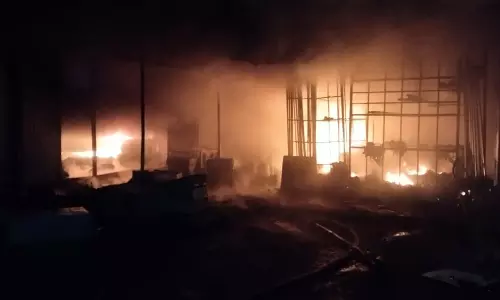 காரமடையில்  எலக்ட்ரிக்கல் கடையில் பயங்கர தீ விபத்து