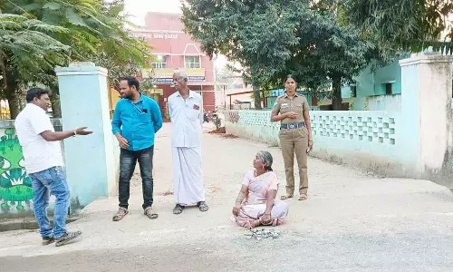 போலீஸ் நிலையம் முன் பெண் தர்ணா