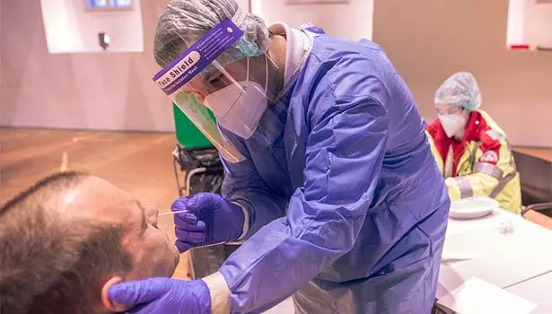 இன்று முதல் தமிழ்நாட்டிற்கு வரும் வெளிநாட்டு பயணிகளுக்கு கொரோனா பரிசோதனை இன்று முதல் தமிழ்நாட்டிற்கு வரும் வெளிநாட்டு பயணிகளுக்கு கொரோனா பரிசோதனை