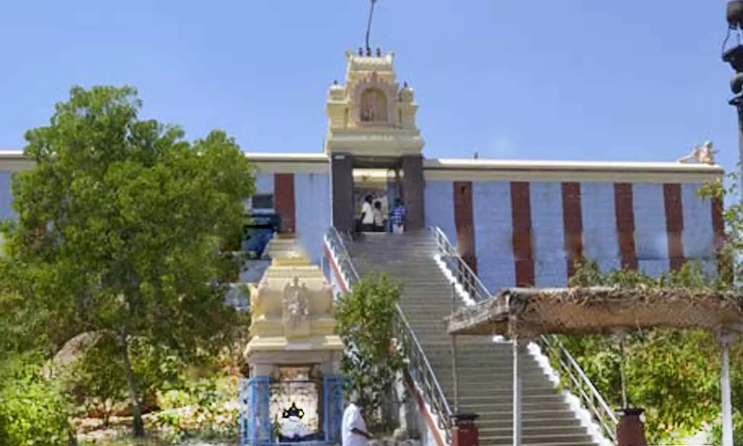 மாதப்பூர் முத்துக்குமாரசாமி மலைக்கோவில் தேர் கிரிவலபாதைக்கு தார்சாலை அமைத்து தர வேண்டும் - பக்தர்கள் கோரிக்கை