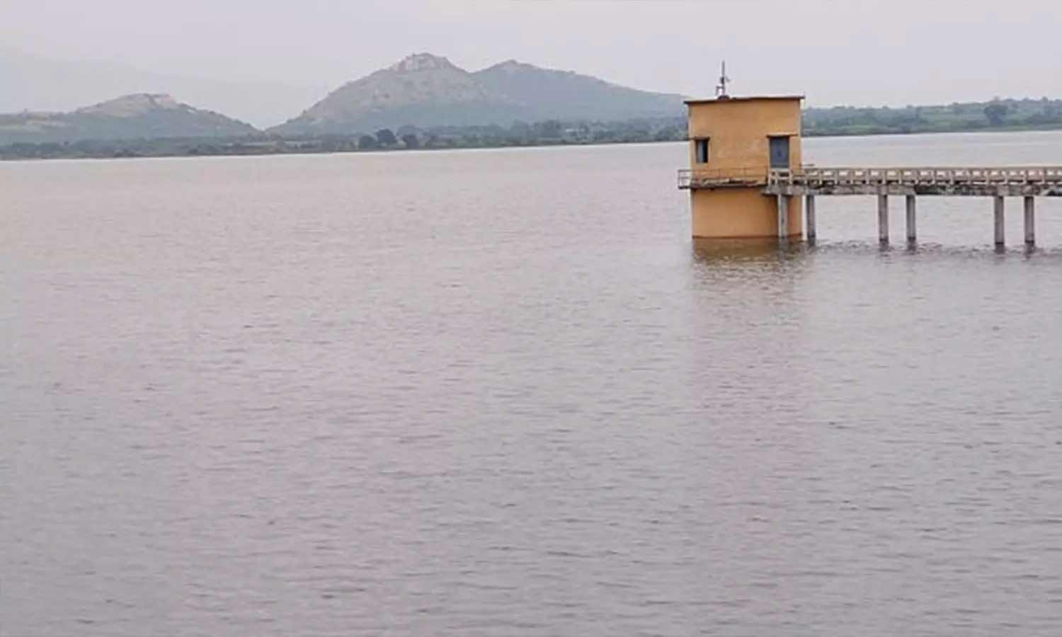 ஆரணி ஆற்றில் வெள்ள சேதத்தை தடுக்க தமிழக பொதுப்பணித் துறை அதிகாரிகள்