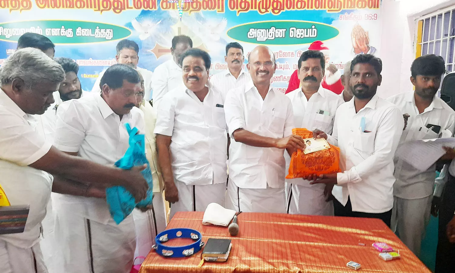 தருமபுரி மேற்கு மாவட்ட தி.மு.க. சார்பில்  பாதிரியார்களுக்கு பரிசு தொகுப்பு