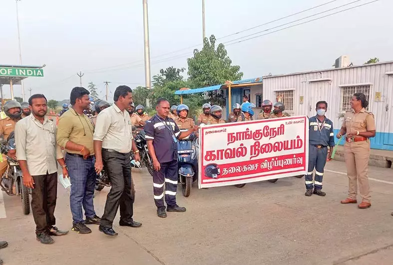 நாங்குநேரியில் ஹெல்மெட் அணிவது குறித்து போலீசார் விழிப்புணர்வு ஊர்வலம்