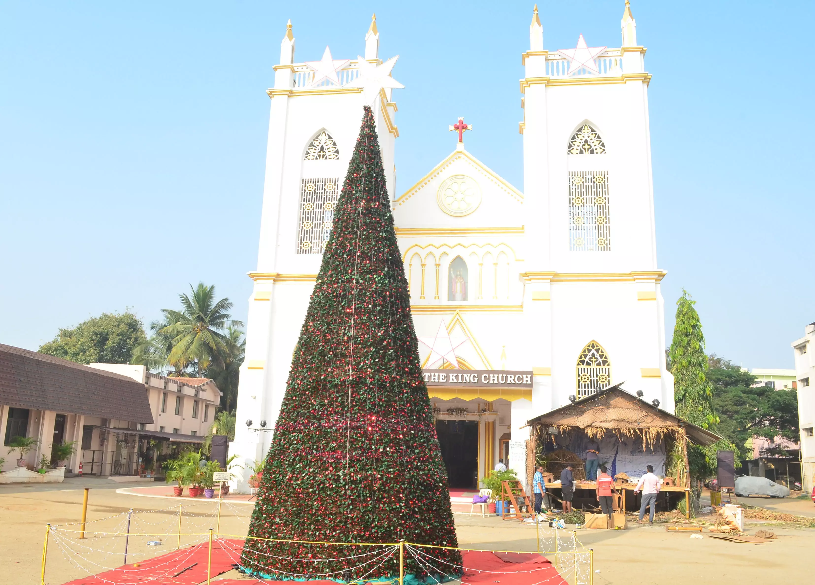 கிறிஸ்துமஸ் களைகட்டியது:  நட்சத்திரம், குடில் அலங்காரம்,  ஜொலிக்கும் மின் விளக்குகள்