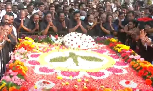 35-வது நினைவு நாள்: எம்.ஜி.ஆர். நினைவிடத்தில் எடப்பாடி பழனிசாமி, ஓ.பன்னீர்செல்வம் மரியாதை