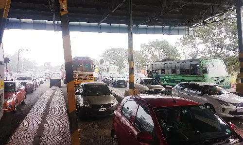 சொந்த ஊருக்கு படையெடுக்கும் சென்னை மக்கள்- தாம்பரம், பெருங்களத்தூர், செங்கல்பட்டில் போக்குவரத்து நெரிசல்