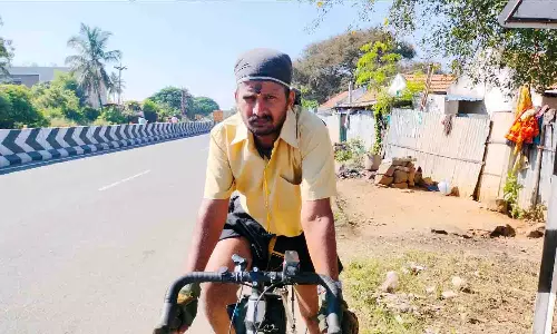 சம்பளம் வழங்காவிட்டால் பல்லடம் தாலுகா அலுவலகத்தில் பிச்சை எடுக்கும் போராட்டம் நடத்துவேன் - அரசு ஊழியர் அறிவிப்பால் பரபரப்பு