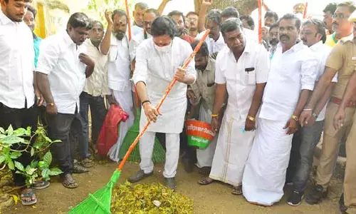 பொதுமக்கள் அனைவரும் கொரோனா கட்டுப்பாடுகளை கடைபிடிக்க வேண்டும்- மத்திய மந்திரி பேட்டி