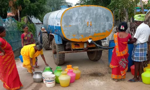 மீஞ்சூரில் ஆற்றில் மின்மோட்டார்கள் மூழ்கியதால் 20 கிராம மக்கள் குடிநீர் கிடைக்காமல் தவிப்பு