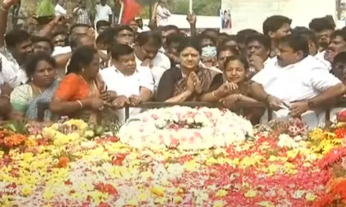 எம்ஜிஆர் நினைவிடத்தில் சசிகலா மலர்தூவி மரியாதை