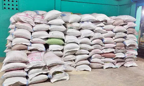 குடோனில் பதுக்கி வைக்கப்பட்ட 12.5 டன் குருணை ரேஷன் அரிசி மூட்டைகள் பறிமுதல்- 3 பேர் கைது