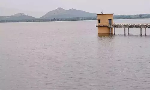 ஆரணி ஆற்றில் வெள்ள சேதத்தை தடுக்க தமிழக பொதுப்பணித் துறை அதிகாரிகள் பிச்சாட்டூர் அணையில் ஆய்வு