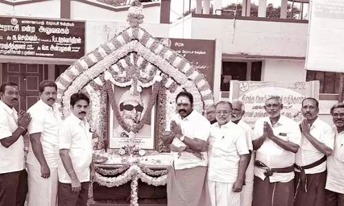 முத்தியால்பேட்டையில் எம்.ஜி.ஆர். படத்திற்கு முத்தியால்பேட்டை ஆர்.வி.ரஞ்சித்குமார் மலர் தூவி மரியாதை