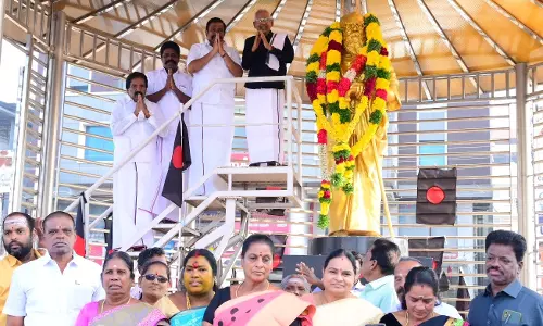தந்தை பெரியார் சிலைக்கு அமைச்சர் கே.என்.நேரு தலைமையில் மாலை அணிவித்து மரியாதை