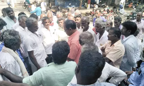 இலவச வீட்டுமனைப்பட்டா வழங்குவதற்கான பயனாளிகள் தேர்வில் அதிருப்தியடைந்த பொதுமக்கள்