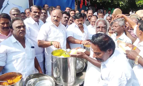 எம்.ஜி.ஆர். சிலைக்கு  மாலை அணிவித்து மரியாதை