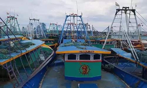 காரைக்காலில் தொடர்ந்து கடல் சீற்றம் 15 ஆயிரம் மீனவர்கள்  4-வது நாளாக கடலுக்குள் செல்லவில்லை