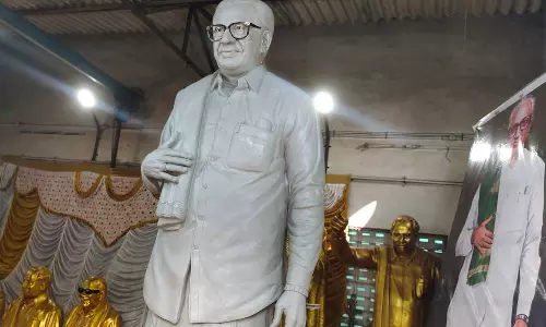 அன்பழகன் சிலை வடிவமைக்கும் பணியை முதலமைச்சர் மு.க.ஸ்டாலின் பார்வையிட்டார்