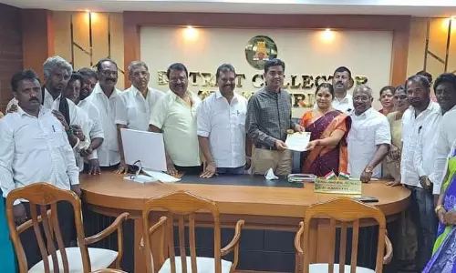 ஊட்டி நகராட்சி தலைவர்-உறுப்பினர்கள் கலெக்டரிடம் மனு    ஊட்டி நகராட்சி தலைவர்-உறுப்பினர்கள் கலெக்டரிடம் மனு