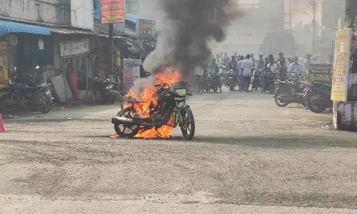 மோட்டார் சைக்கிளை எரித்து நூதன போராட்டம்