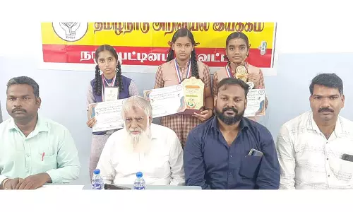 வினாடி- வினா போட்டியில் வெற்றி பெற்ற மாணவிகளுக்கு பரிசு
