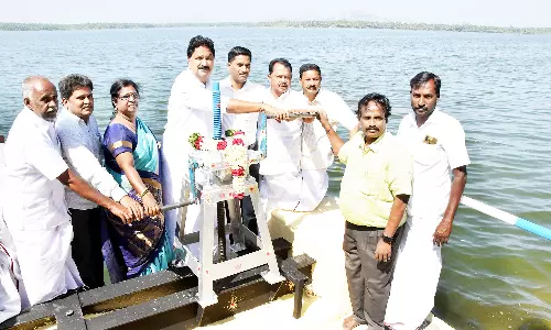 பாரூர் பெரிய ஏரியில் இருந்து   தண்ணீர் திறப்பு